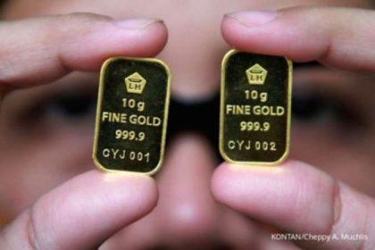 Tumpukan batangan emas dan perak sebagai aset investasi logam mulia