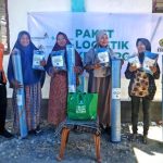 Petugas Baznas menyalurkan paket bantuan perlengkapan tidur bagi penyintas gempa bumi di NTT.