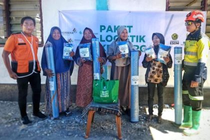 Petugas Baznas menyalurkan paket bantuan perlengkapan tidur bagi penyintas gempa bumi di NTT.