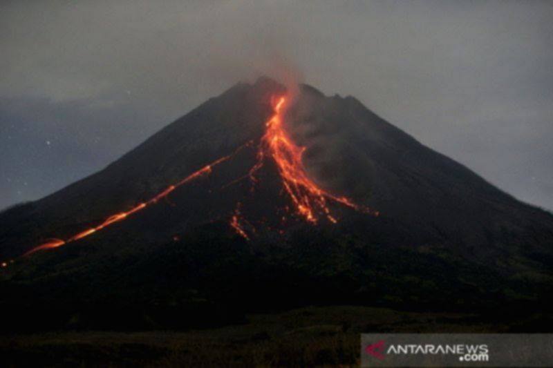 Gunung Merapi dalam sepekan: status siaga, 100 kali guguran lava teramati
