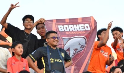 Logo I League bersama perwakilan klub Persib Bandung dan Borneo FC dalam konferensi pers dukungan kompetisi Asia.