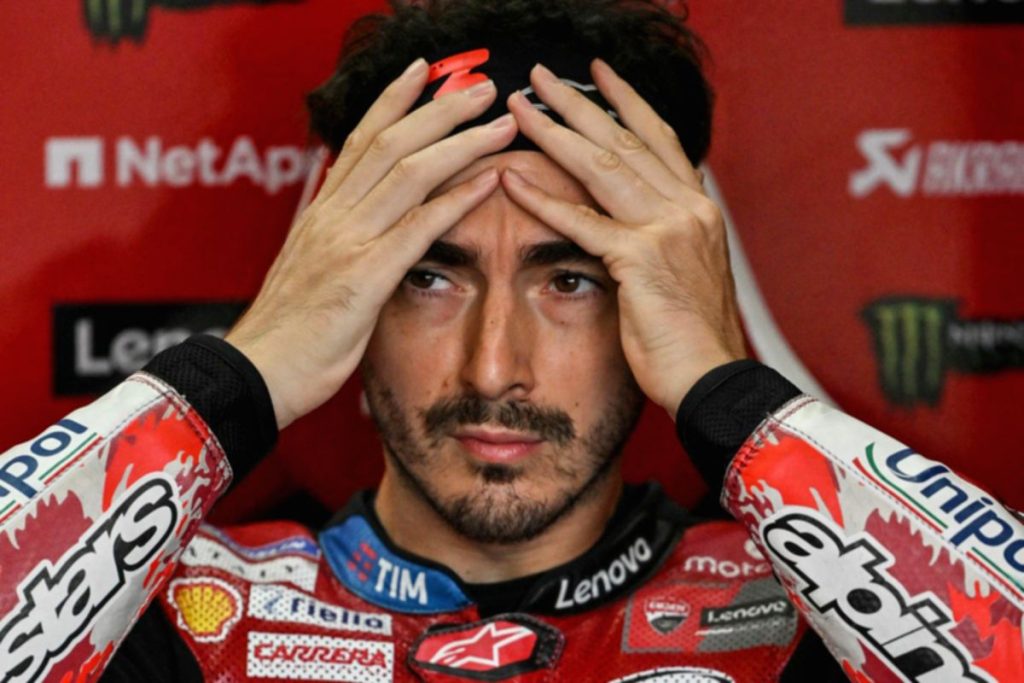 Francesco Bagnaia tampak serius saat menunggangi motor Ducati GP26 di sirkuit MotoGP Misano 2026.