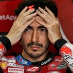 Francesco Bagnaia tampak serius saat menunggangi motor Ducati GP26 di sirkuit MotoGP Misano 2026.
