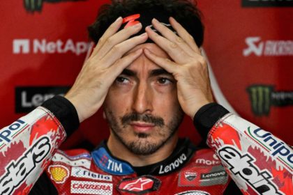 Francesco Bagnaia tampak serius saat menunggangi motor Ducati GP26 di sirkuit MotoGP Misano 2026.