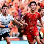 Shin Tae-yong memberikan instruksi kepada Kyohei Yoshino di pinggir lapangan Stadion Gelora Bung Karno.