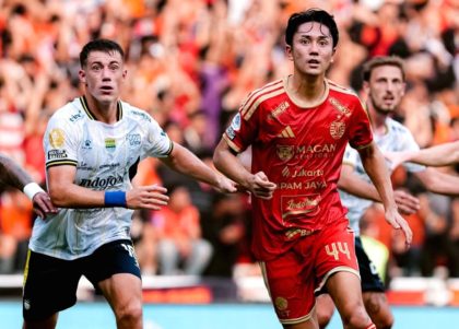 Shin Tae-yong memberikan instruksi kepada Kyohei Yoshino di pinggir lapangan Stadion Gelora Bung Karno.