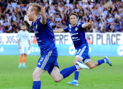 Adrian Purzycki saat bertanding membela PSIM Yogyakarta di lapangan hijau.