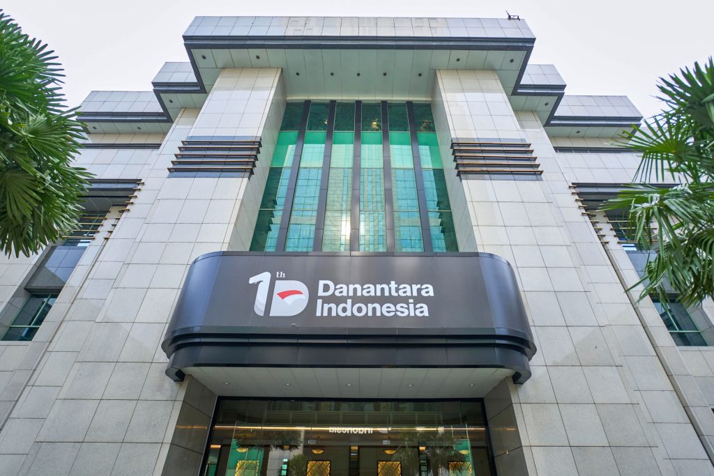 CEO Danantara Rosan Roeslani saat memberikan laporan penataan BUMN kepada Presiden Prabowo Subianto di Hambalang.