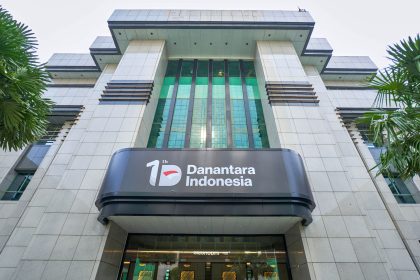 CEO Danantara Rosan Roeslani saat memberikan laporan penataan BUMN kepada Presiden Prabowo Subianto di Hambalang.