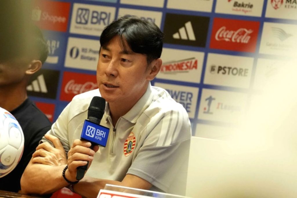 Pelatih Shin Tae-yong memberikan arahan taktik kepada skuad Persija Jakarta di lapangan latihan