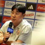Pelatih Shin Tae-yong memberikan arahan taktik kepada skuad Persija Jakarta di lapangan latihan