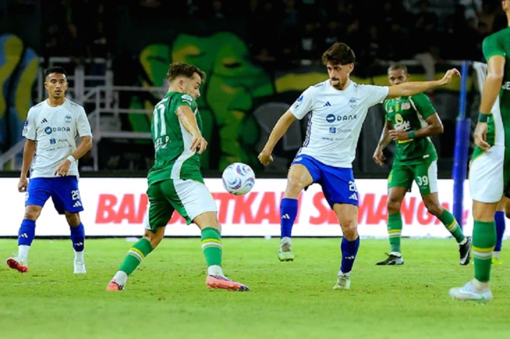 Pemain PSIM Yogyakarta menjalani sesi latihan di lapangan Surabaya untuk persiapan laga melawan Madura United.