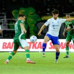 Pemain PSIM Yogyakarta menjalani sesi latihan di lapangan Surabaya untuk persiapan laga melawan Madura United.