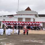 Bupati Nduga Yoas Beon menyerahkan SK pengangkatan kepada ratusan CPNS di Wamena.