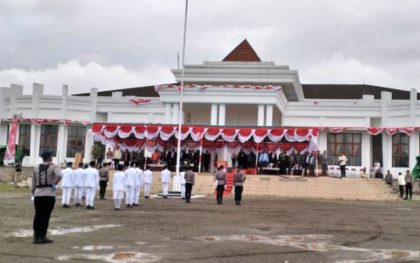 Bupati Nduga Yoas Beon menyerahkan SK pengangkatan kepada ratusan CPNS di Wamena.