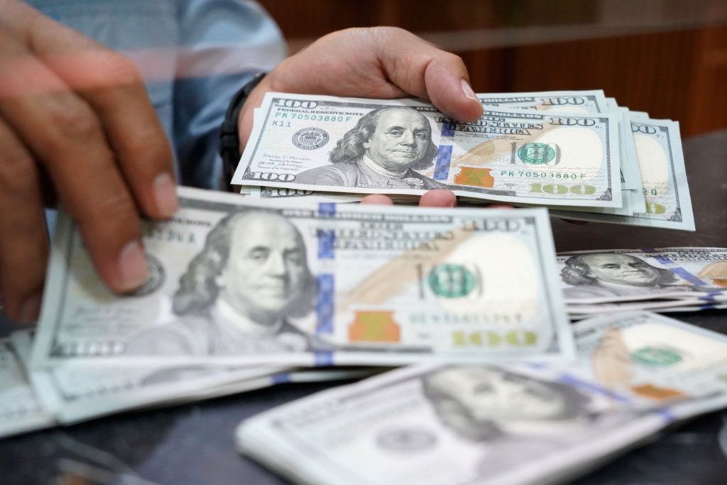 Grafik data ekonomi menunjukkan lonjakan defisit perdagangan Amerika Serikat pada Juli 2026