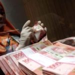 Grafik pergerakan nilai tukar mata uang Rupiah terhadap Dolar Amerika Serikat di layar monitor perdagangan