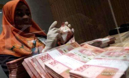 Grafik pergerakan nilai tukar mata uang Rupiah terhadap Dolar Amerika Serikat di layar monitor perdagangan