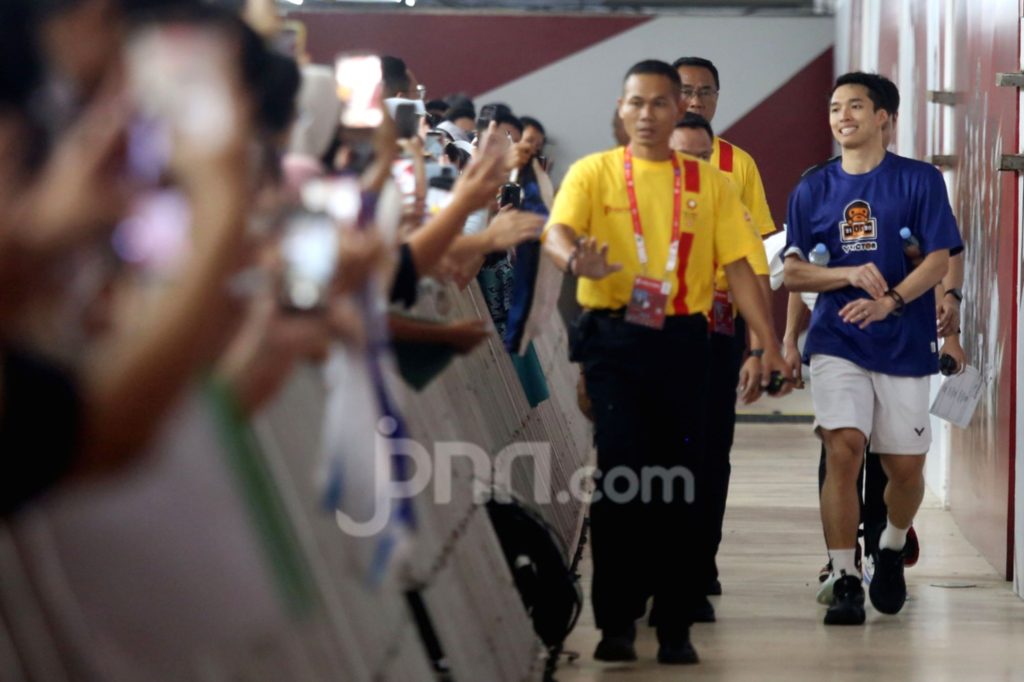 Jonatan Christie bersiap melakukan servis dalam pertandingan bulu tangkis di turnamen China Masters 2026.