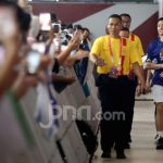 Jonatan Christie bersiap melakukan servis dalam pertandingan bulu tangkis di turnamen China Masters 2026.