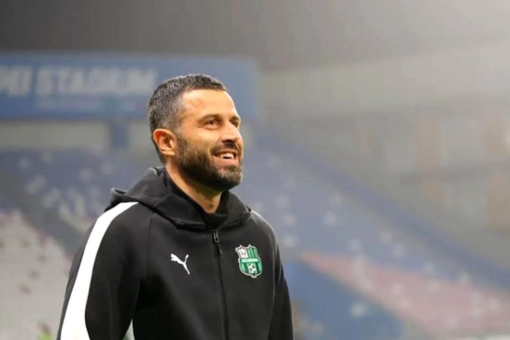 Fabio Grosso saat memimpin sesi latihan Fiorentina di pinggir lapangan