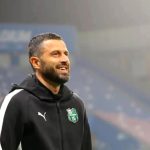Fabio Grosso saat memimpin sesi latihan Fiorentina di pinggir lapangan