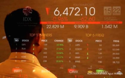 Grafik pergerakan Indeks Harga Saham Gabungan di layar monitor bursa efek