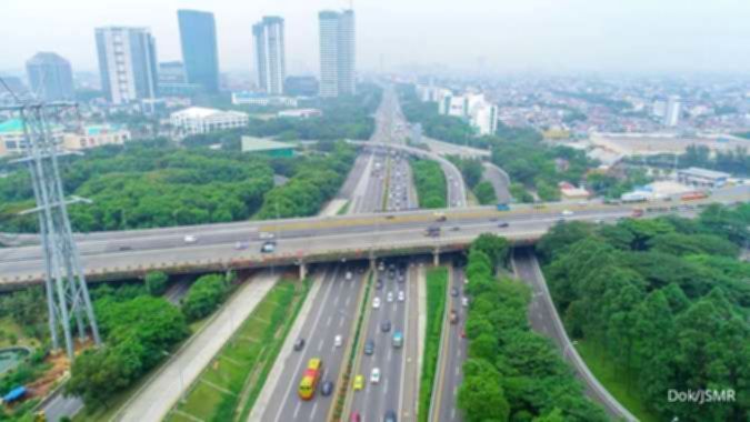 Gedung kantor PT Jasa Marga Tbk di Jakarta dengan logo perusahaan terlihat jelas.