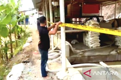 Petugas kepolisian mengamankan pelaku tambang emas ilegal di Bone Bolango, Gorontalo