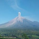 Kolom abu vulkanik membubung tinggi dari puncak Gunung Semeru saat erupsi terjadi pada Senin pagi.