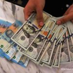 Grafik pergerakan nilai tukar mata uang rupiah di layar monitor pasar keuangan