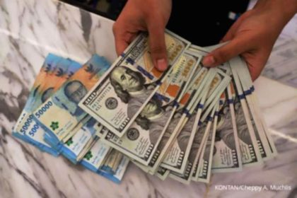 Grafik pergerakan nilai tukar mata uang rupiah di layar monitor pasar keuangan
