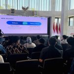 Financial Expert Ajaib Ratih Mustikoningsih memberikan edukasi investasi ETF di Sekolah Pasar Modal Surabaya