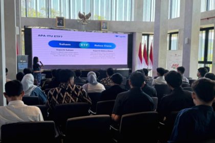 Financial Expert Ajaib Ratih Mustikoningsih memberikan edukasi investasi ETF di Sekolah Pasar Modal Surabaya