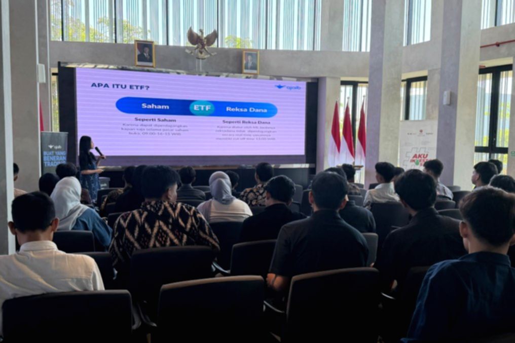 Financial Expert Ajaib Ratih Mustikoningsih memberikan edukasi investasi ETF di Sekolah Pasar Modal Surabaya