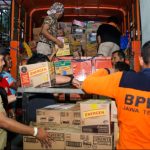 Petugas menyusun paket bantuan pangan dan sandang dari Pemprov Jawa Tengah untuk korban gempa NTT