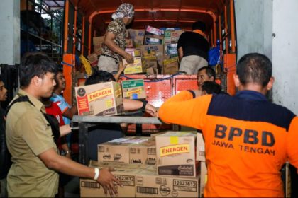 Petugas menyusun paket bantuan pangan dan sandang dari Pemprov Jawa Tengah untuk korban gempa NTT