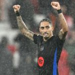 Raphinha mengenakan seragam Barcelona saat bertanding di lapangan