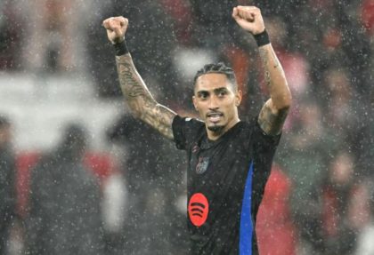 Raphinha mengenakan seragam Barcelona saat bertanding di lapangan