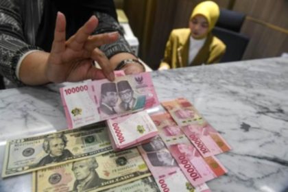 Grafik pergerakan nilai tukar mata uang rupiah terhadap dolar Amerika Serikat di layar monitor perdagangan.