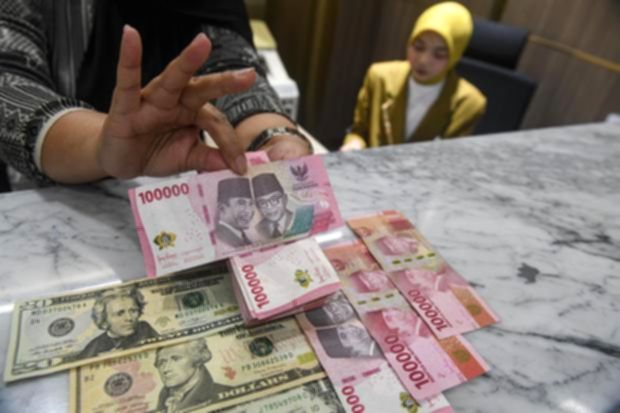 Grafik pergerakan nilai tukar mata uang rupiah terhadap dolar Amerika Serikat di layar monitor perdagangan.