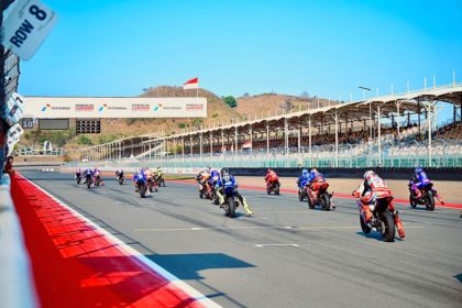 Pembalap muda beraksi di lintasan Pertamina Mandalika International Circuit dalam ajang Racing Series.