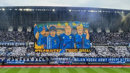 Pelatih Persib Bandung Igor Tolic di pinggir lapangan Stadion Gelora Bandung Lautan Api saat laga kontra PSM Makassar.