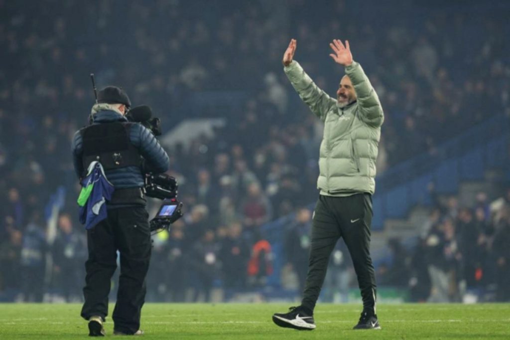 Pelatih Manchester City Enzo Maresca memberikan arahan di pinggir lapangan saat laga melawan Manchester United