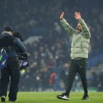 Pelatih Manchester City Enzo Maresca memberikan arahan di pinggir lapangan saat laga melawan Manchester United