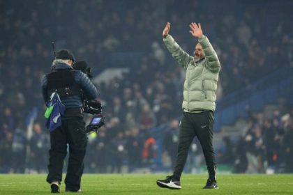 Pelatih Manchester City Enzo Maresca memberikan arahan di pinggir lapangan saat laga melawan Manchester United
