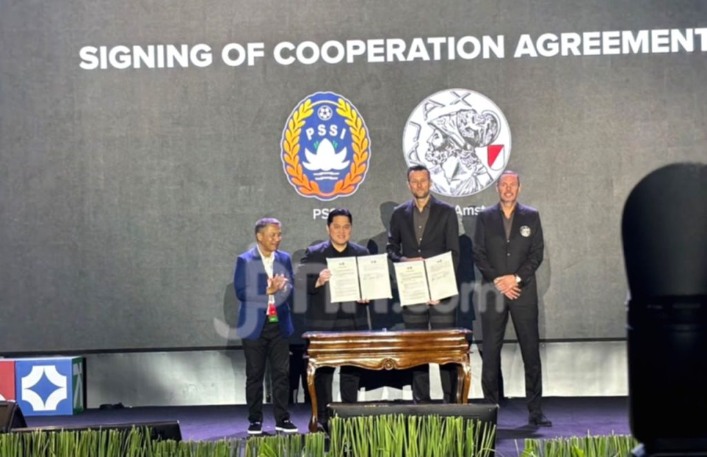 Ketua Umum PSSI Erick Thohir saat penandatanganan kerja sama strategis dengan Ajax Amsterdam di Indonesia Sports Summit 2026.