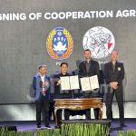 Ketua Umum PSSI Erick Thohir saat penandatanganan kerja sama strategis dengan Ajax Amsterdam di Indonesia Sports Summit 2026.