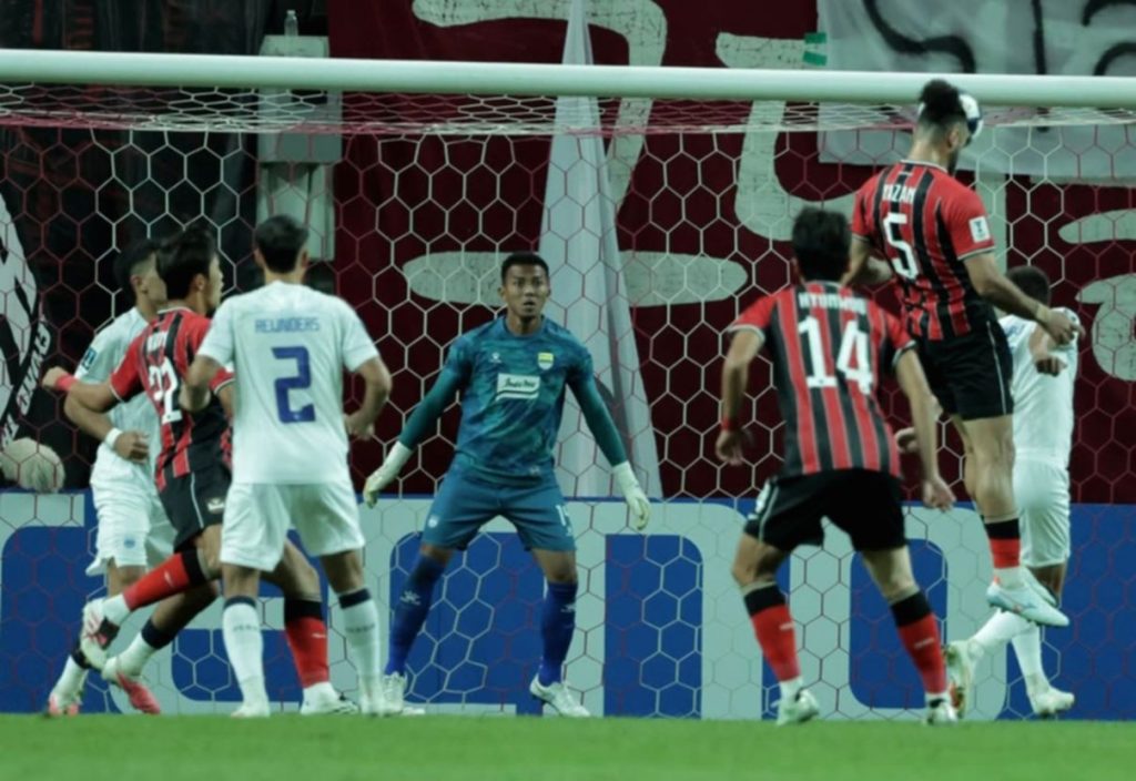 Teja Paku Alam melakukan penyelamatan krusial saat Persib Bandung melawan FC Seoul di Stadion Piala Dunia Seoul