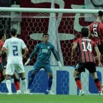 Teja Paku Alam melakukan penyelamatan krusial saat Persib Bandung melawan FC Seoul di Stadion Piala Dunia Seoul